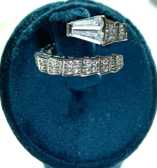 Ring Fashion Snake Shape White Color Zirconia 3AAA