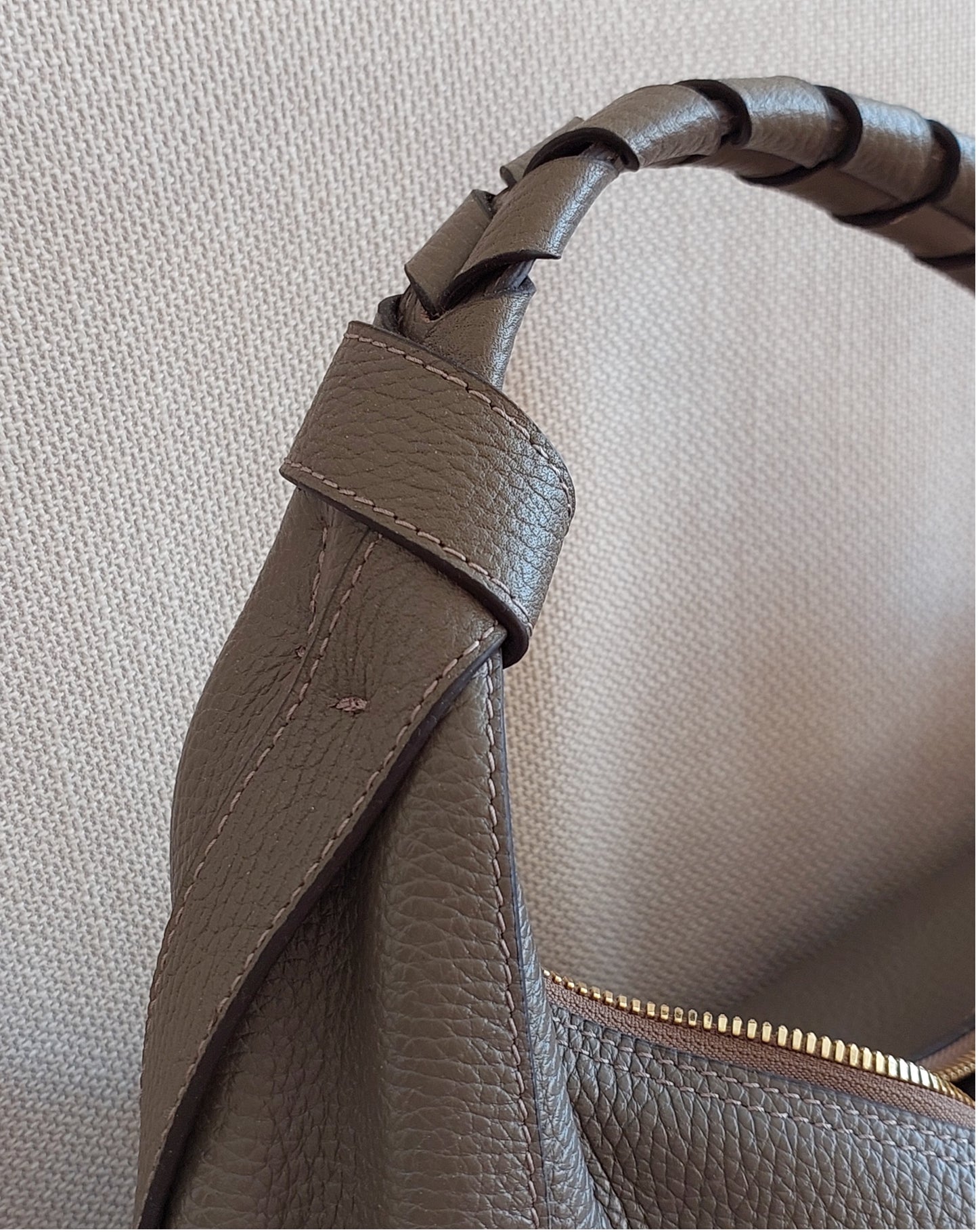 Tolles Geschenk für Damen, Handtasche im Hobo-Stil, dunkelbraune Farbe, echtes echtes Leder, goldfarbene Accessoires