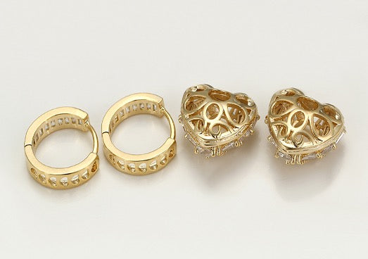 Juego de 2 piezas de aretes en forma de corazón de color dorado con circonitas cúbicas.