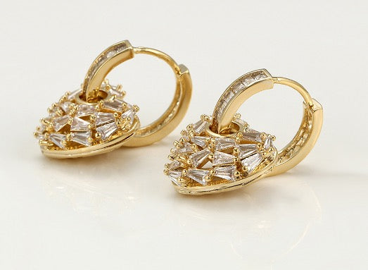 Juego de 2 piezas de aretes en forma de corazón de color dorado con circonitas cúbicas.