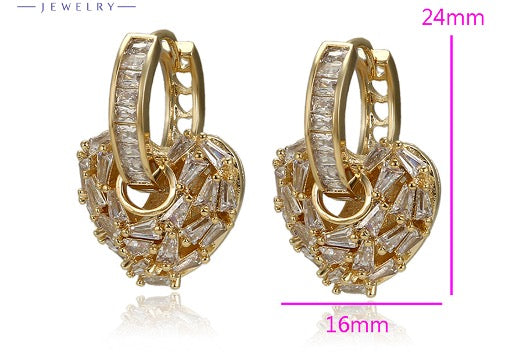 Juego de 2 piezas de aretes en forma de corazón de color dorado con circonitas cúbicas.