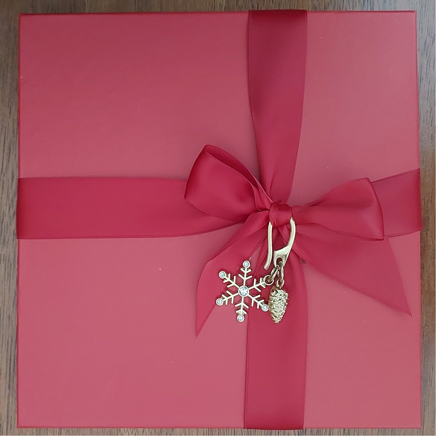 Geliebter Damenschal aus Seide Vintage "Palms Square" in Creme und Rot Burgunderfarben