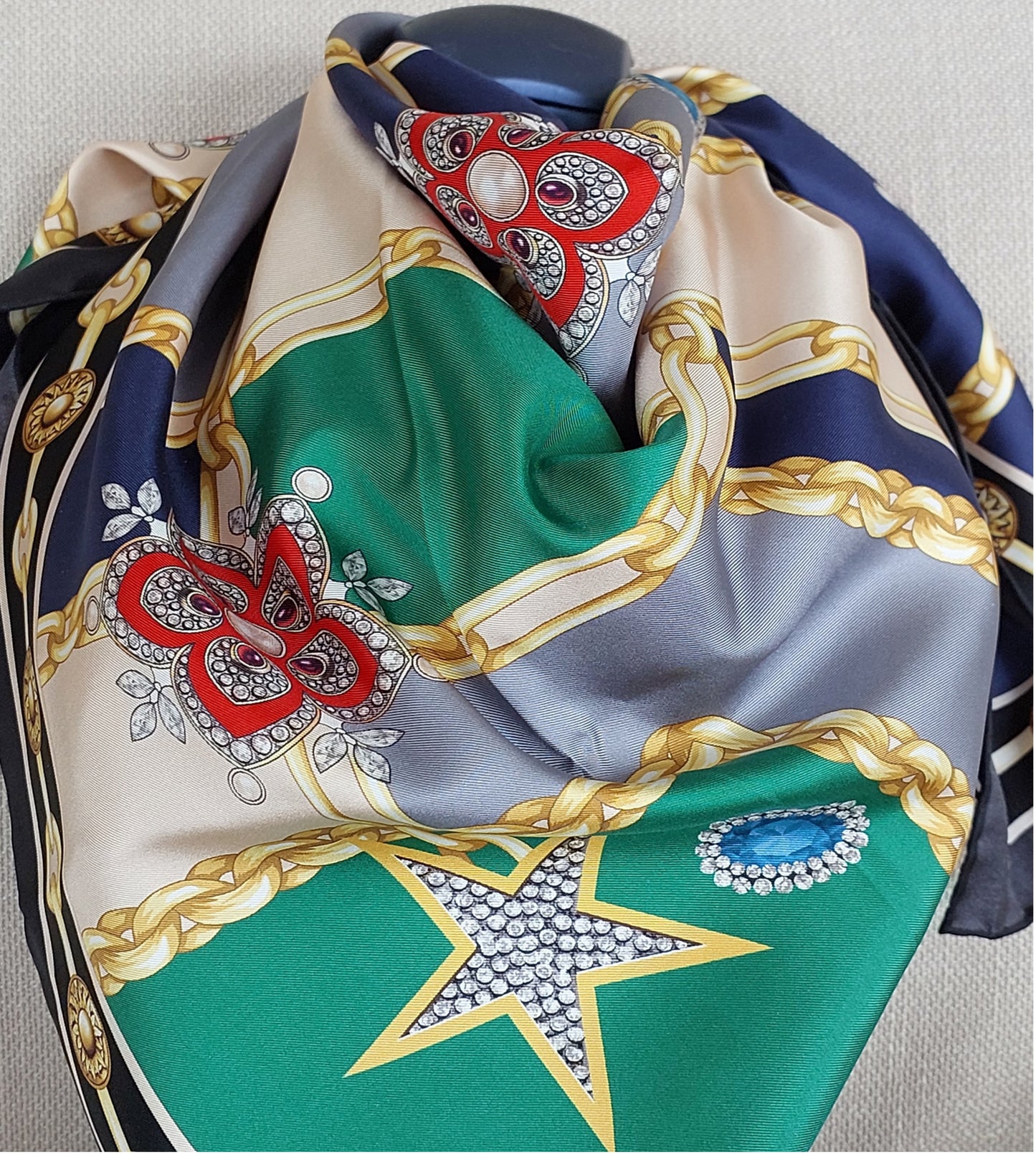 Pañuelo de Mujer Pre-loved Seda Vintage "Cuadrado de Palmas" en Colores Crema y Rojo Burdeos