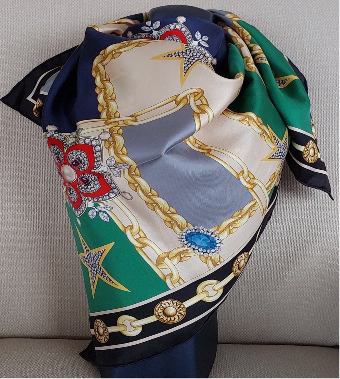 Pañuelo de Mujer Pre-loved Seda Vintage "Cuadrado de Palmas" en Colores Crema y Rojo Burdeos