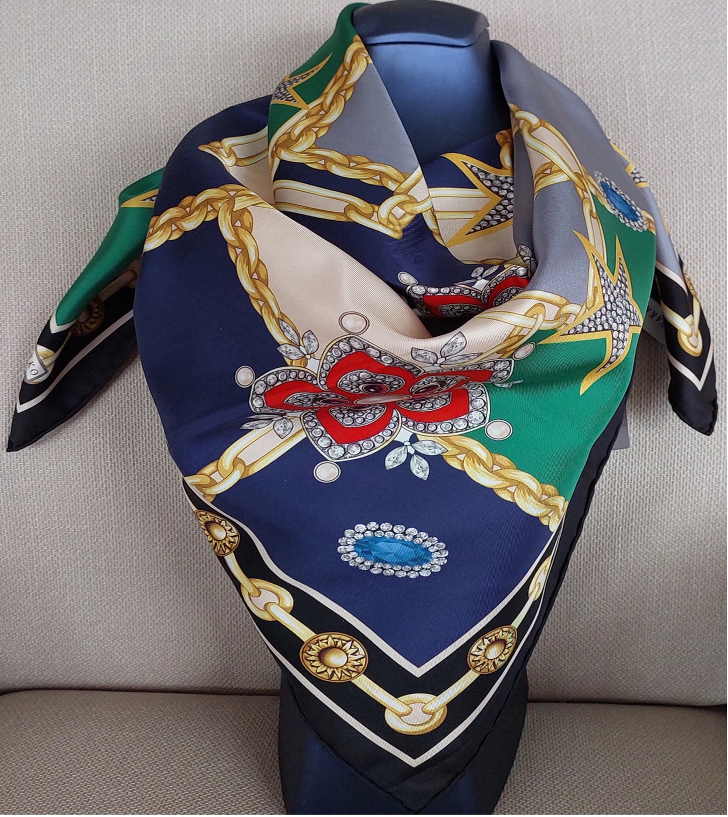 Pañuelo de Mujer Pre-loved Seda Vintage "Cuadrado de Palmas" en Colores Crema y Rojo Burdeos
