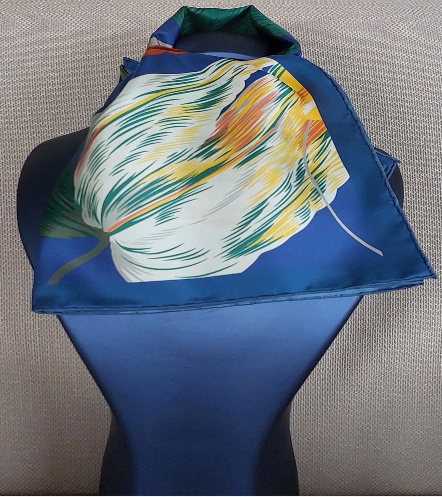 Pañuelo de Mujer Pre-loved Seda Vintage "Cuadrado de Palmas" en Colores Crema y Rojo Burdeos