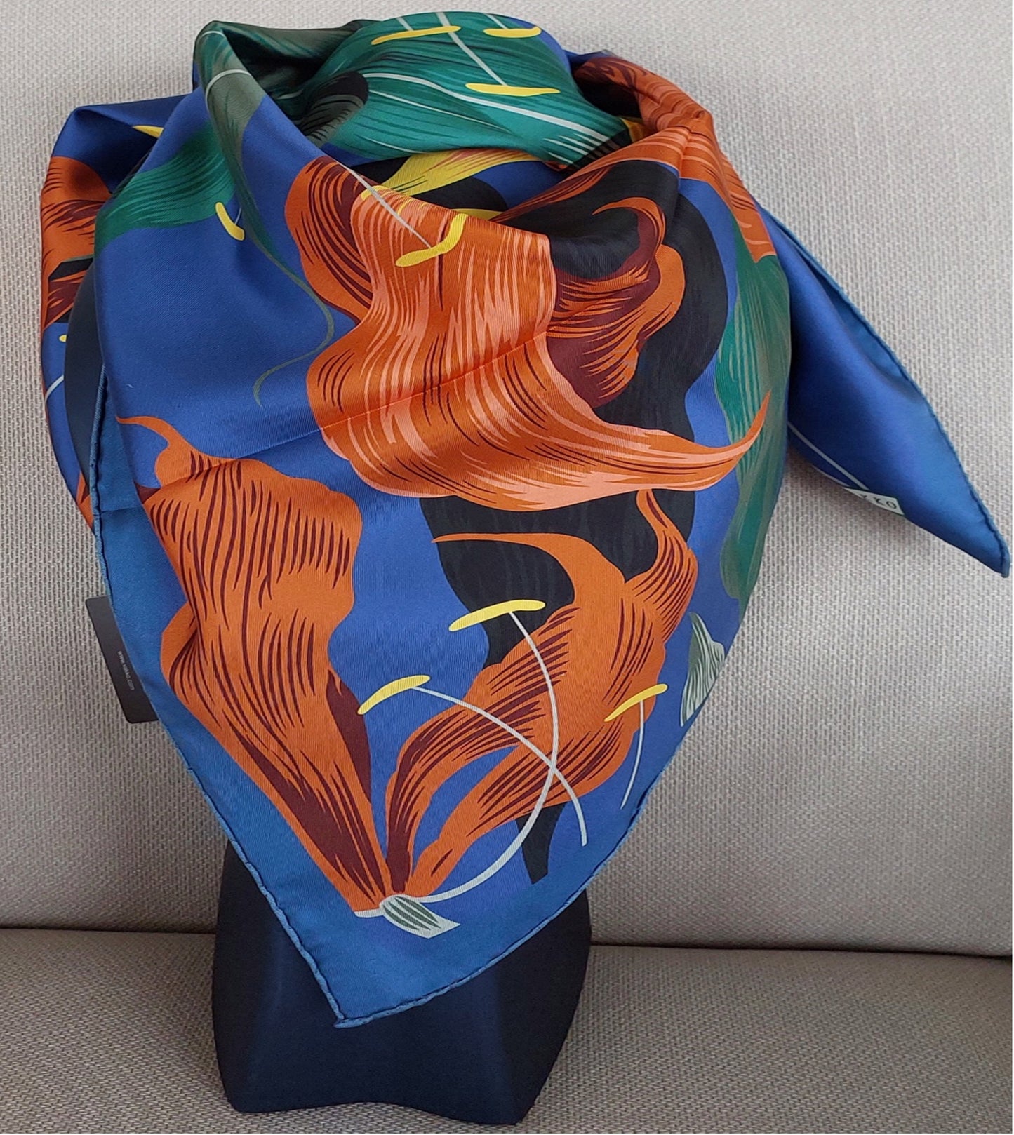 Pañuelo de Mujer Pre-loved Seda Vintage "Cuadrado de Palmas" en Colores Crema y Rojo Burdeos
