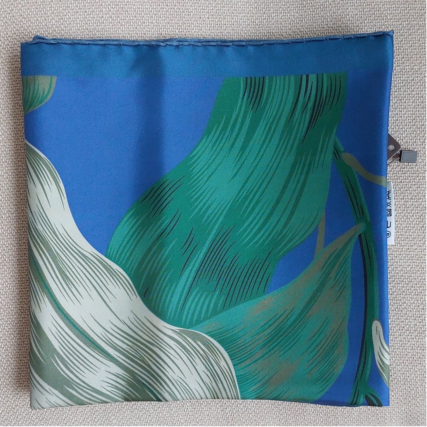 Pañuelo de Mujer Pre-loved Seda Vintage "Cuadrado de Palmas" en Colores Crema y Rojo Burdeos