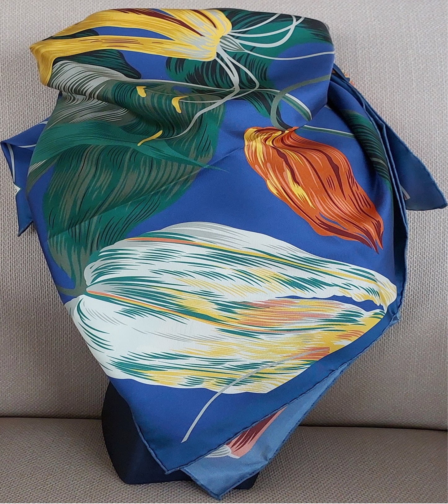 Pañuelo de Mujer Pre-loved Seda Vintage "Cuadrado de Palmas" en Colores Crema y Rojo Burdeos