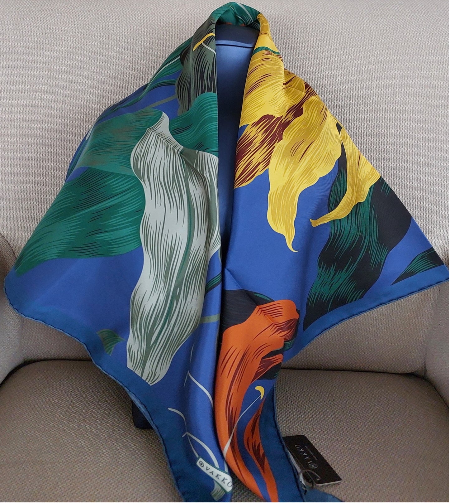 Pañuelo de Mujer Pre-loved Seda Vintage "Cuadrado de Palmas" en Colores Crema y Rojo Burdeos
