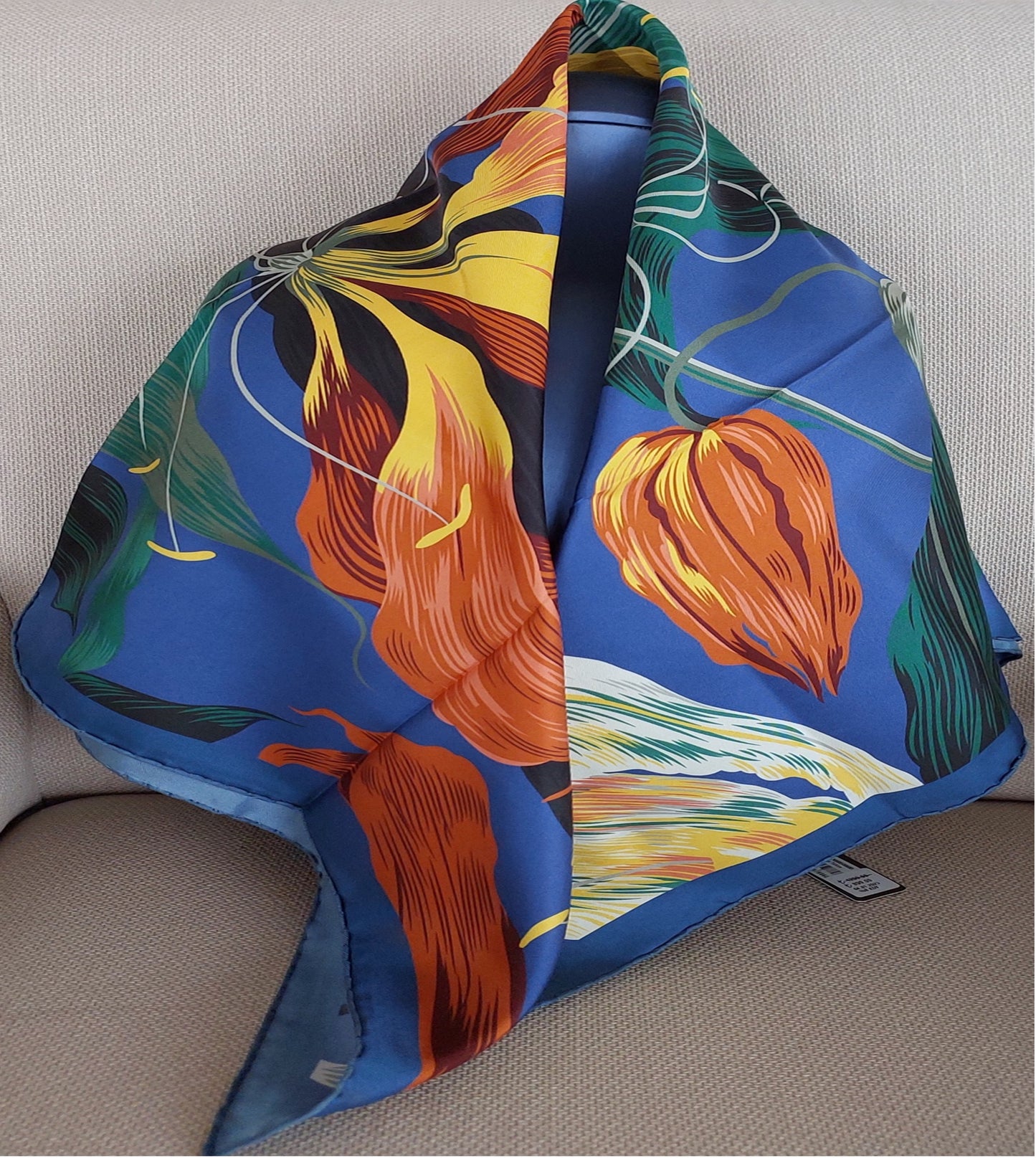Pañuelo de Mujer Pre-loved Seda Vintage "Cuadrado de Palmas" en Colores Crema y Rojo Burdeos
