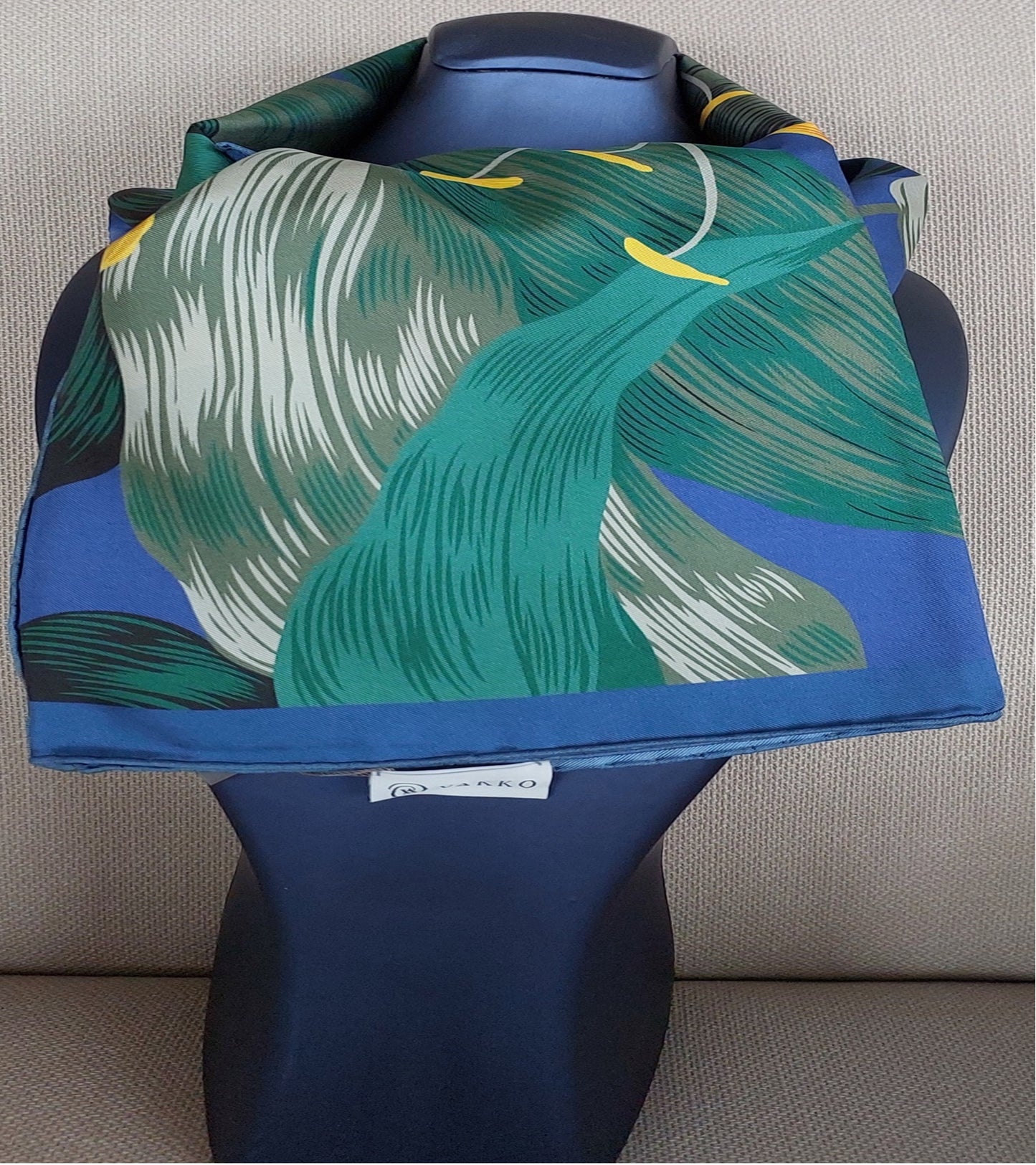 Pañuelo de Mujer Pre-loved Seda Vintage "Cuadrado de Palmas" en Colores Crema y Rojo Burdeos