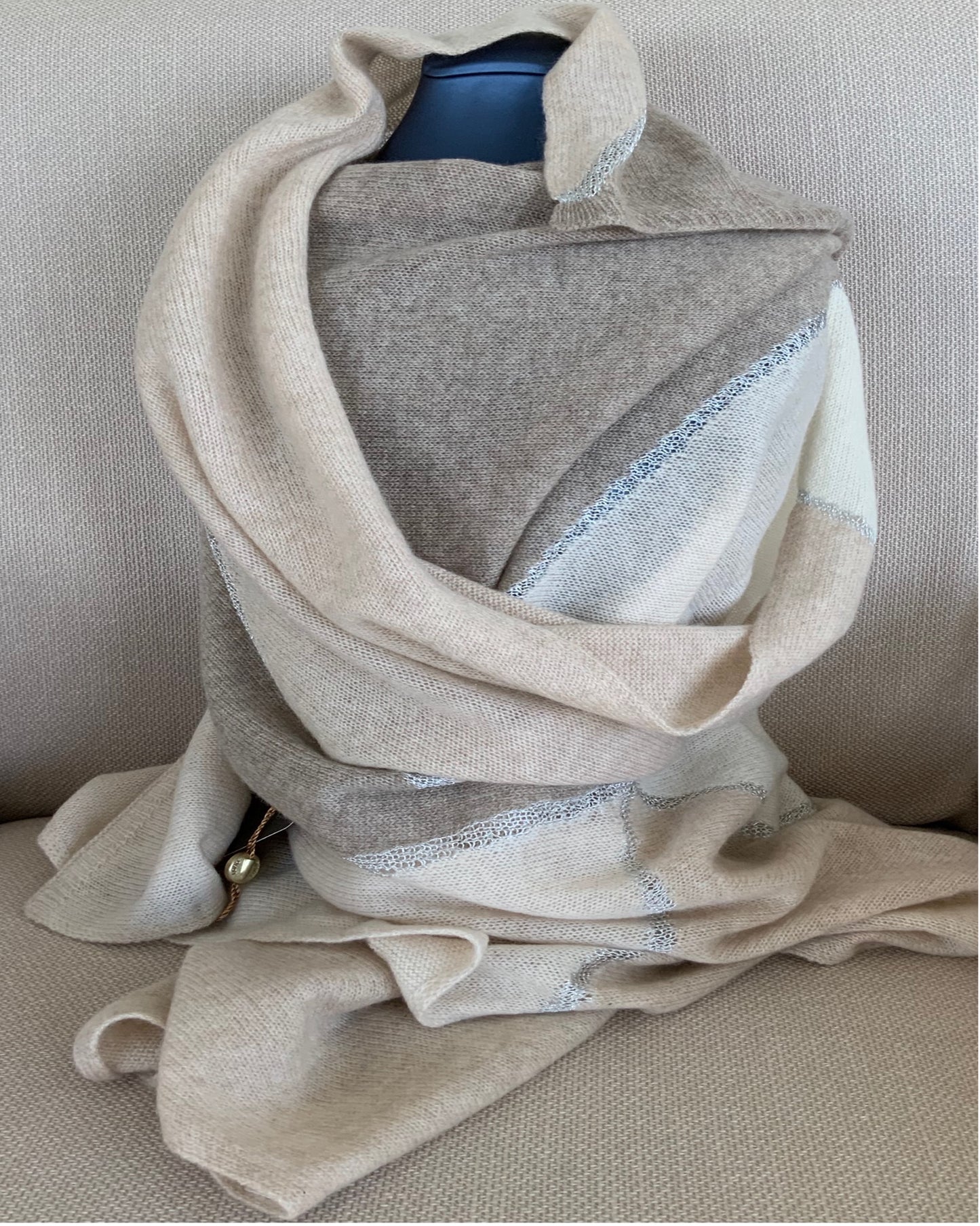 Chal 100% Cashmere Naturel Tonos Beige con Ribete Plata diseño Loro Piana