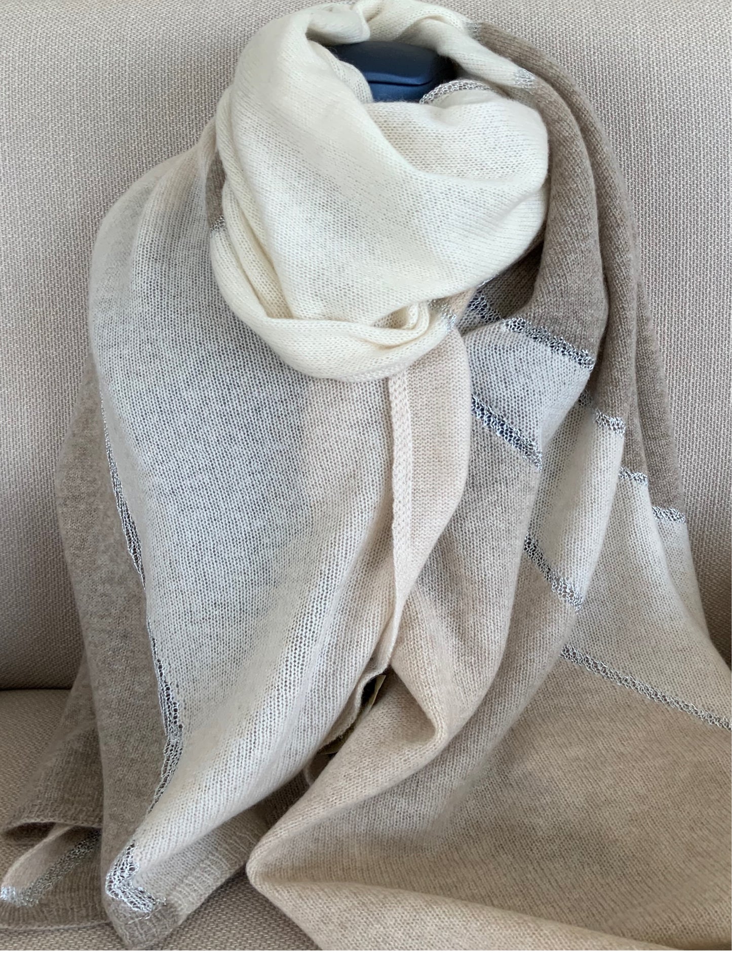 Chal 100% Cashmere Naturel Tonos Beige con Ribete Plata diseño Loro Piana