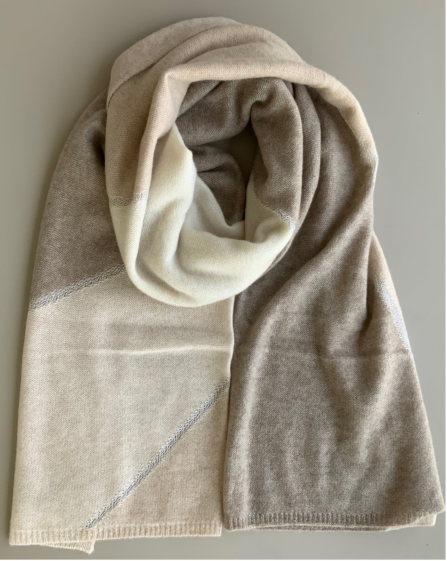 Chal 100% Cashmere Naturel Tonos Beige con Ribete Plata diseño Loro Piana
