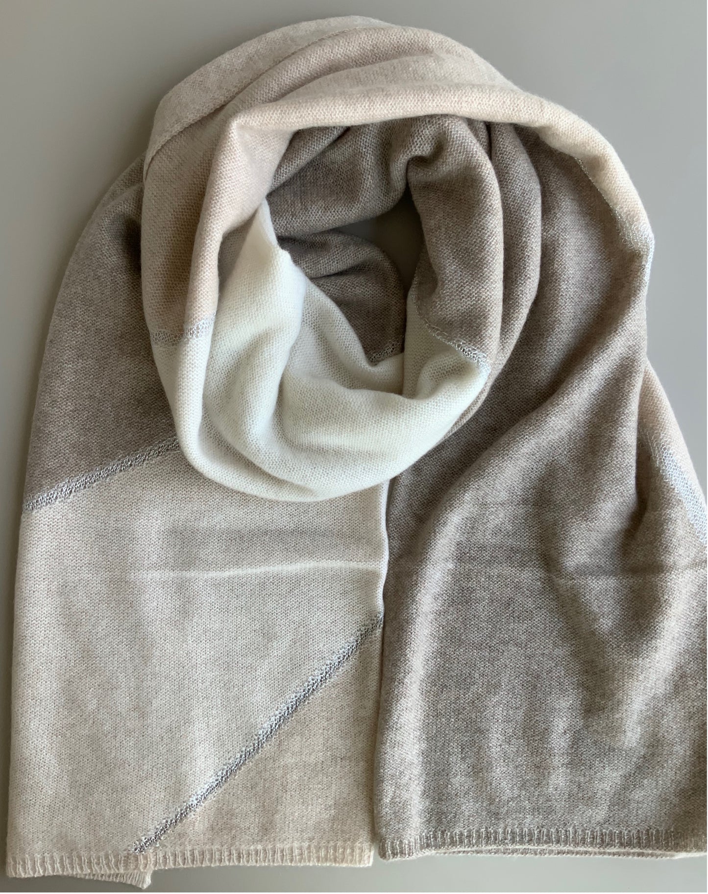 Chal 100% Cashmere Naturel Tonos Beige con Ribete Plata diseño Loro Piana