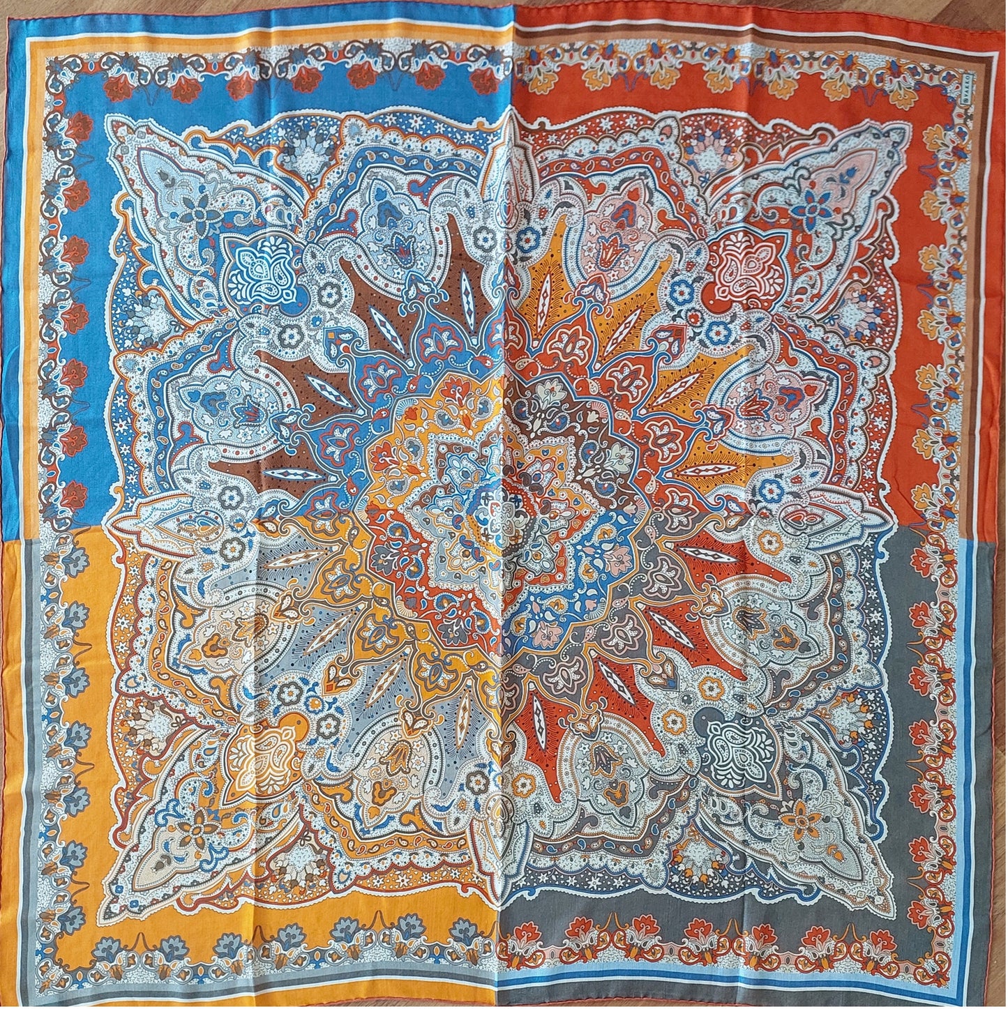 Geliebter Damenschal aus Seide Vintage "Palms Square" in Creme und Rot Burgunderfarben