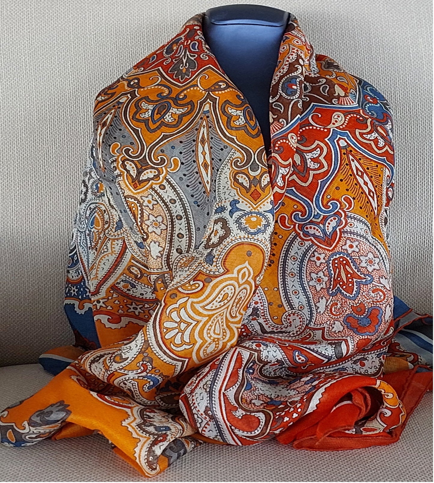 Geliebter Damenschal aus Seide Vintage "Palms Square" in Creme und Rot Burgunderfarben