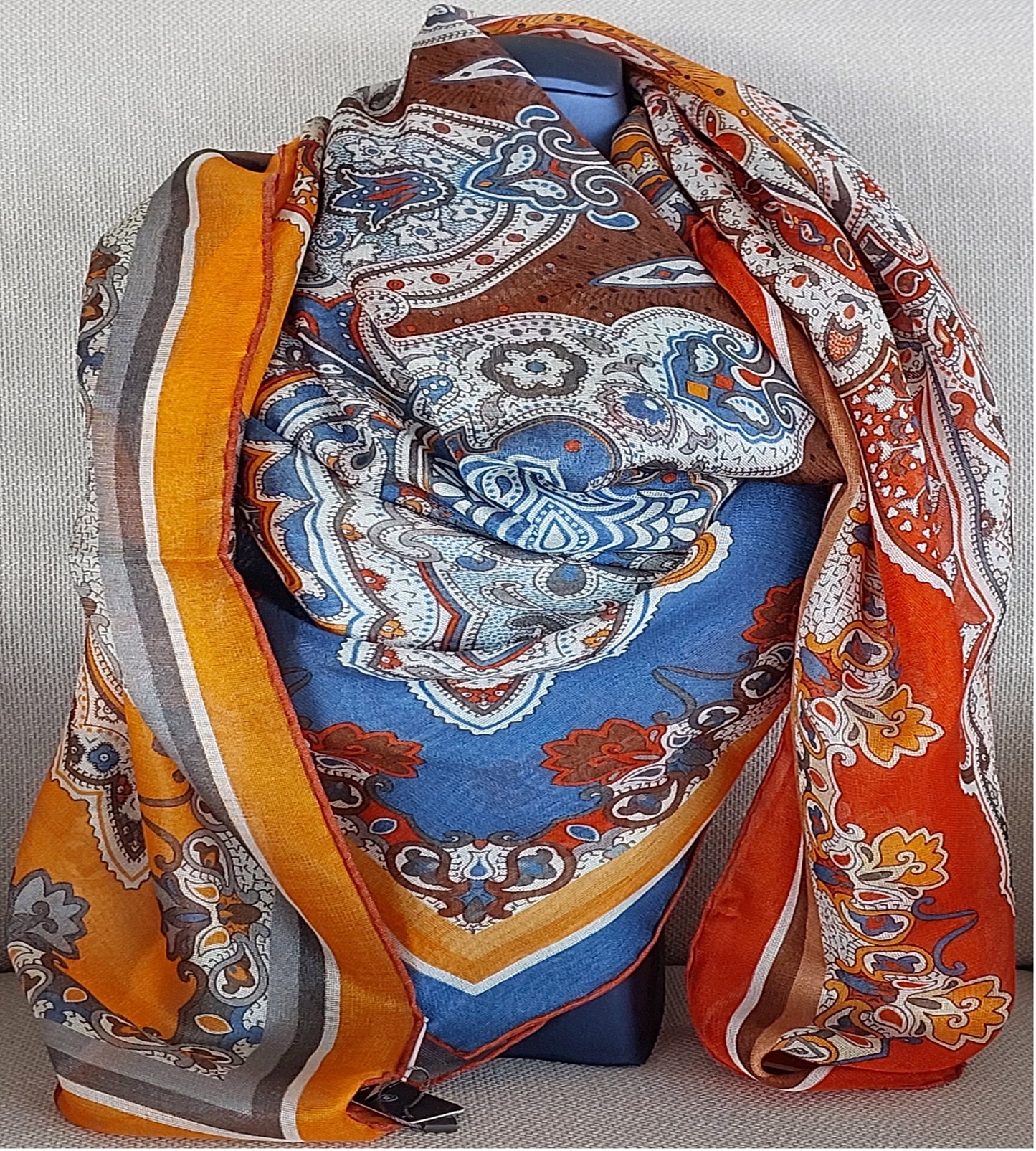 Geliebter Damenschal aus Seide Vintage "Palms Square" in Creme und Rot Burgunderfarben