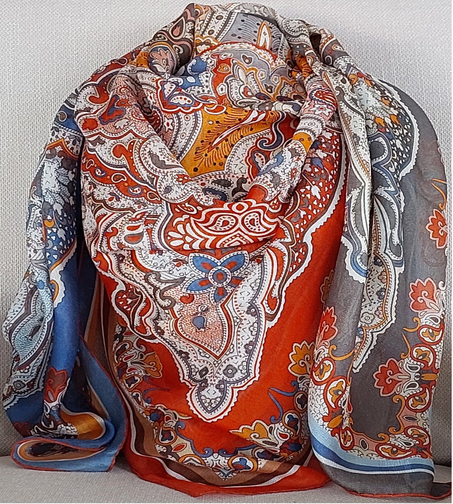 Geliebter Damenschal aus Seide Vintage "Palms Square" in Creme und Rot Burgunderfarben