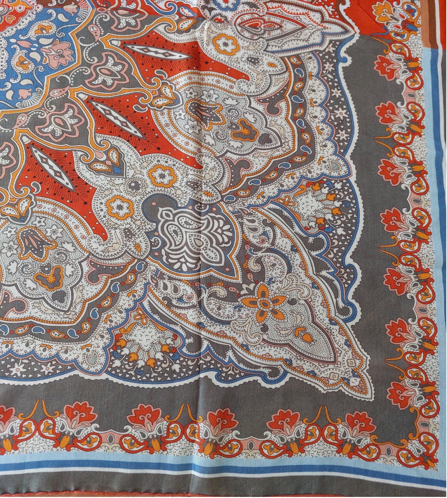 Geliebter Damenschal aus Seide Vintage "Palms Square" in Creme und Rot Burgunderfarben