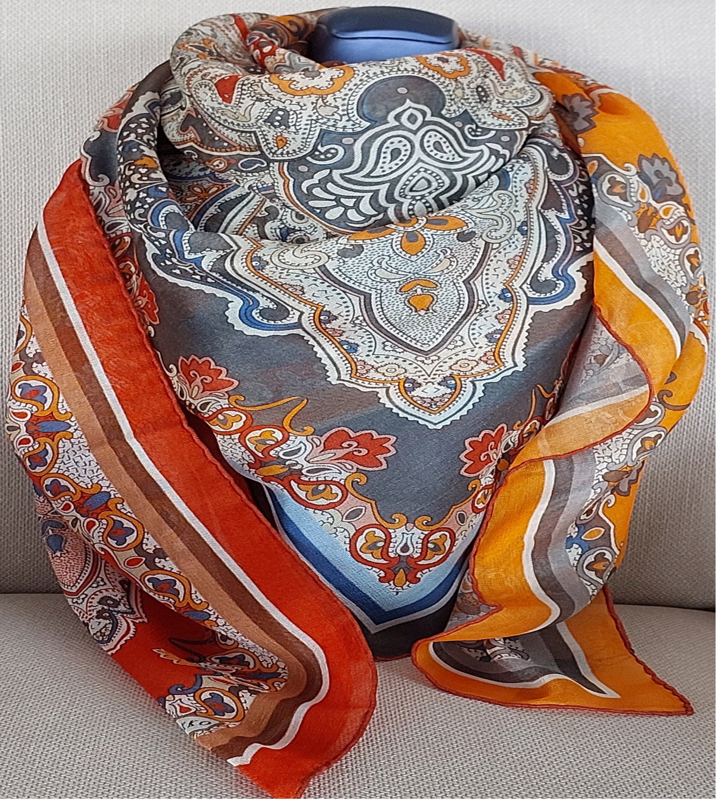Geliebter Damenschal aus Seide Vintage "Palms Square" in Creme und Rot Burgunderfarben
