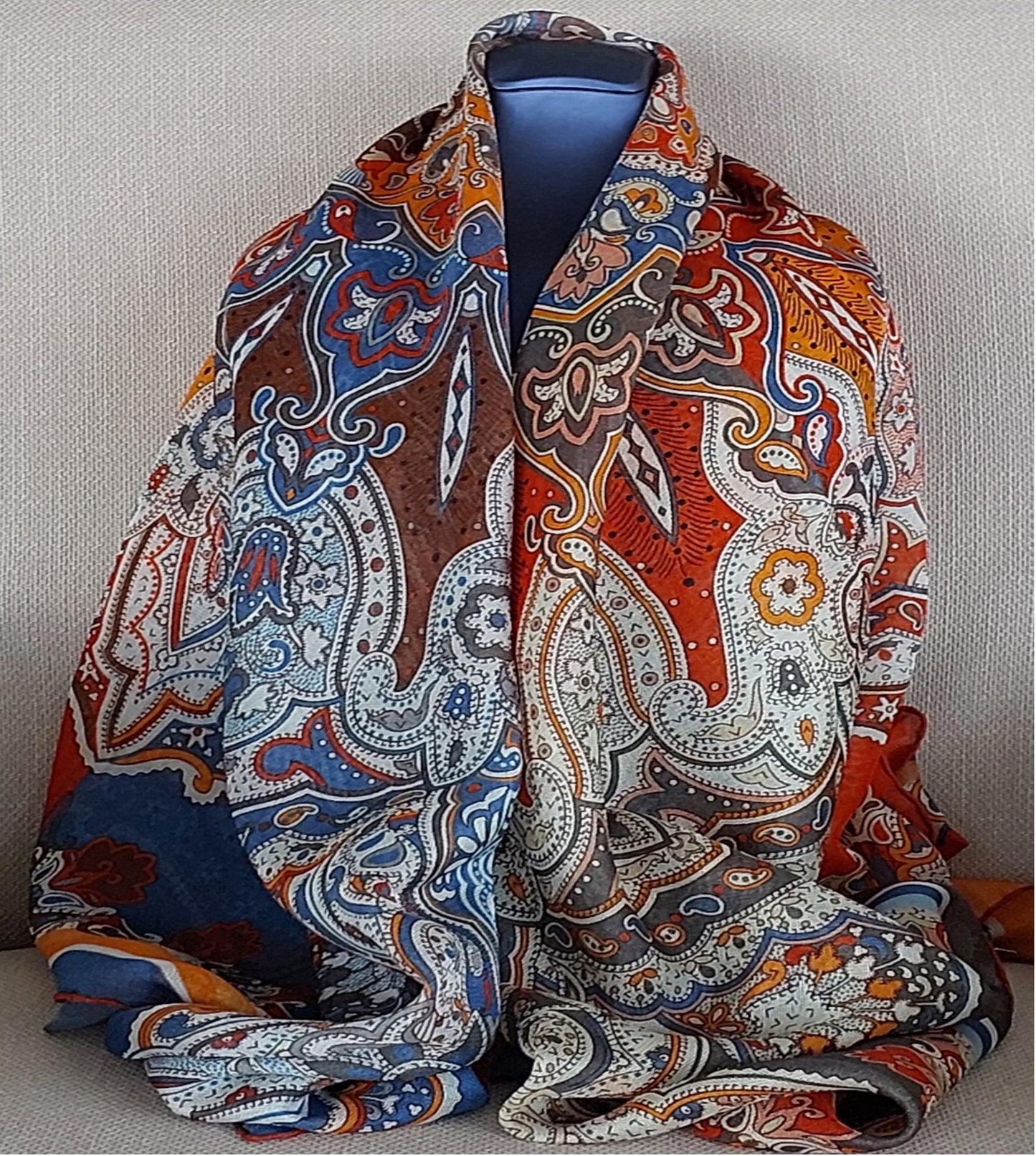 Geliebter Damenschal aus Seide Vintage "Palms Square" in Creme und Rot Burgunderfarben