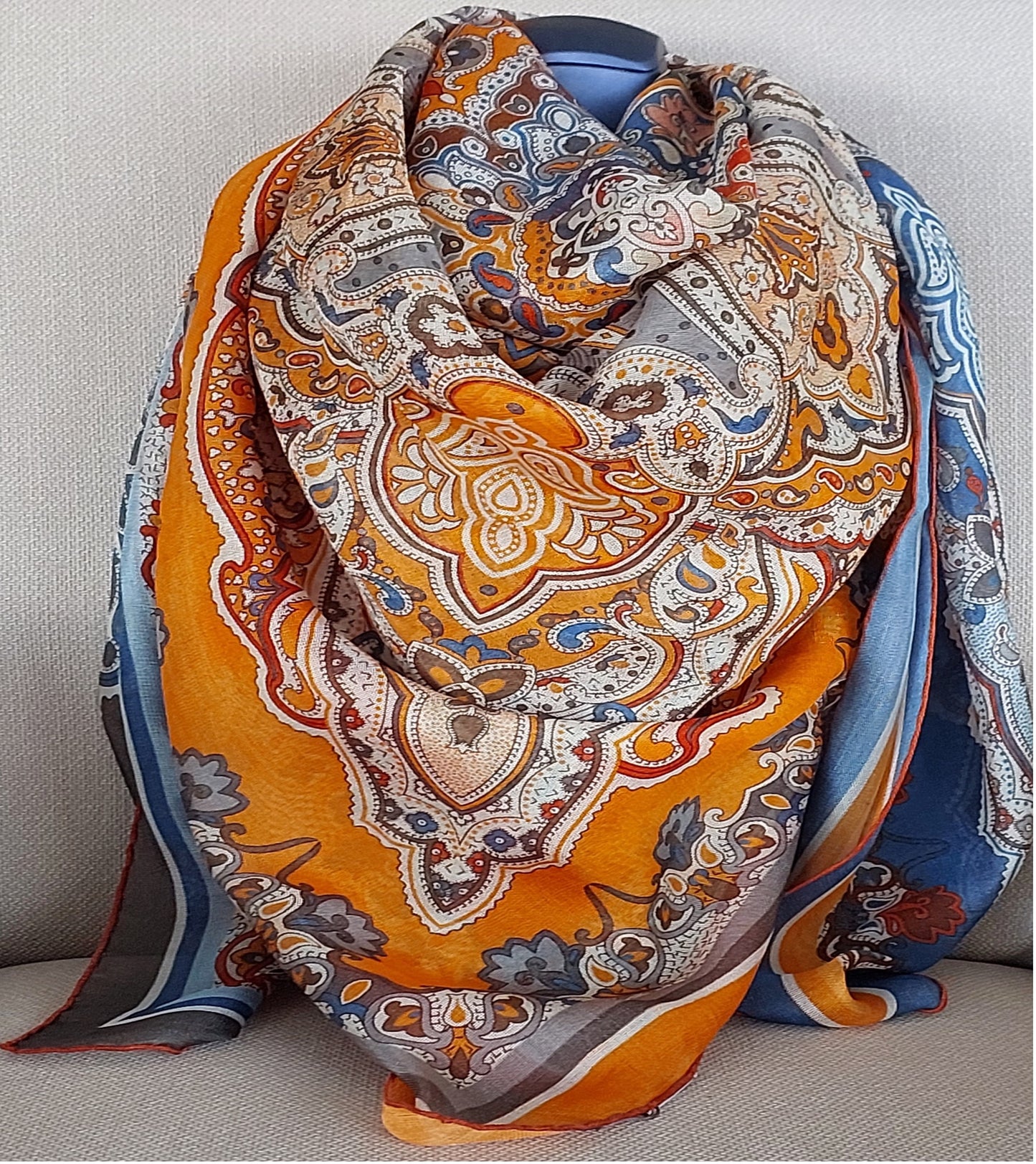 Geliebter Damenschal aus Seide Vintage "Palms Square" in Creme und Rot Burgunderfarben