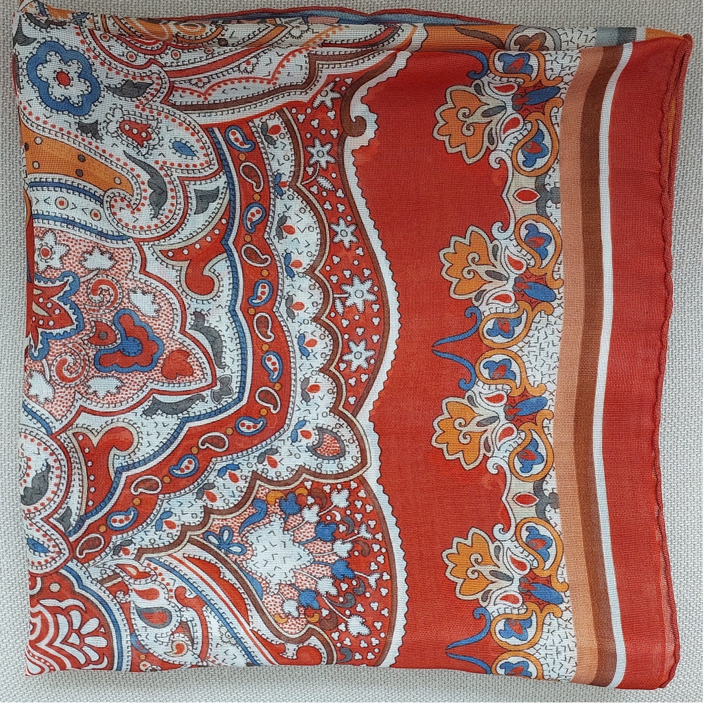 Geliebter Damenschal aus Seide Vintage "Palms Square" in Creme und Rot Burgunderfarben