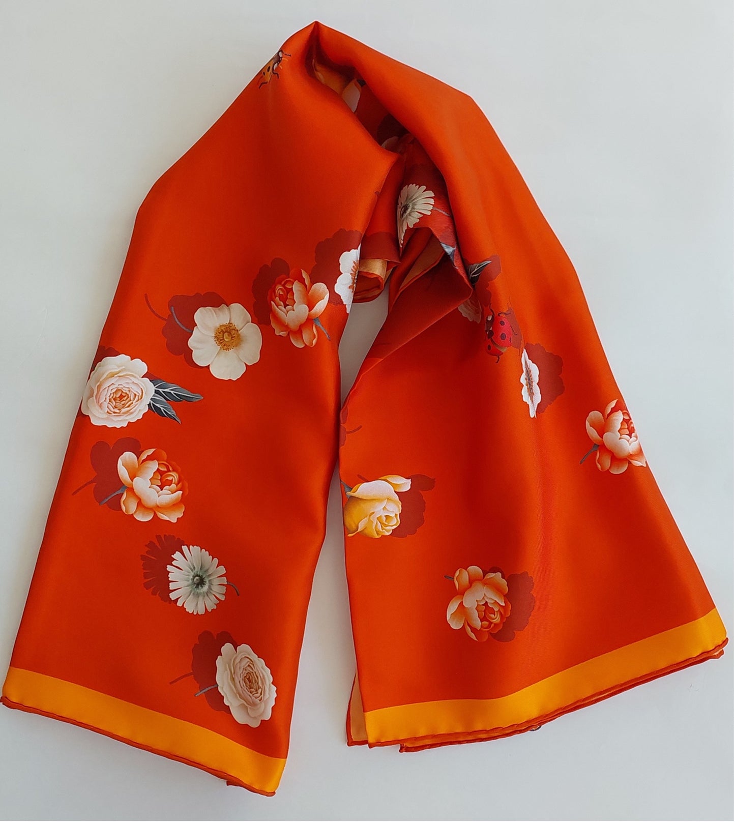 Geliebter Damenschal aus Seide Vintage "Palms Square" in Creme und Rot Burgunderfarben