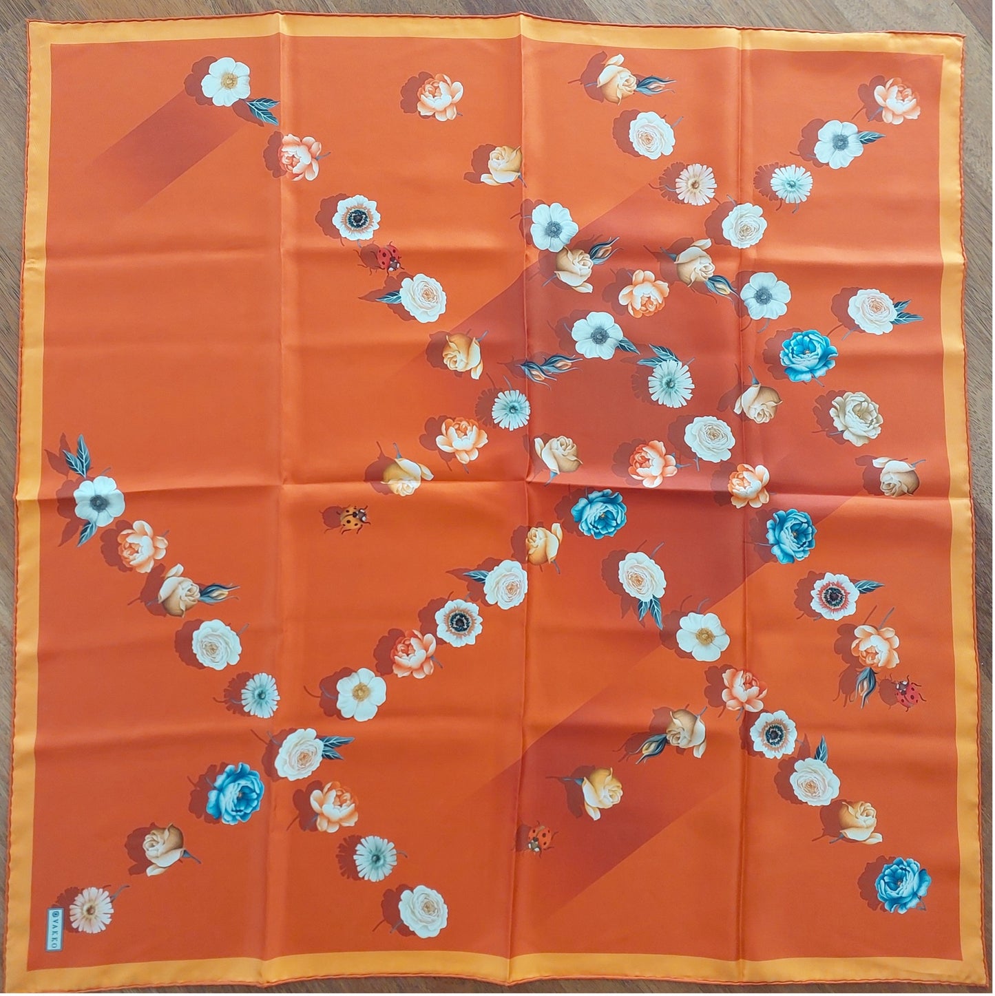 Geliebter Damenschal aus Seide Vintage "Palms Square" in Creme und Rot Burgunderfarben
