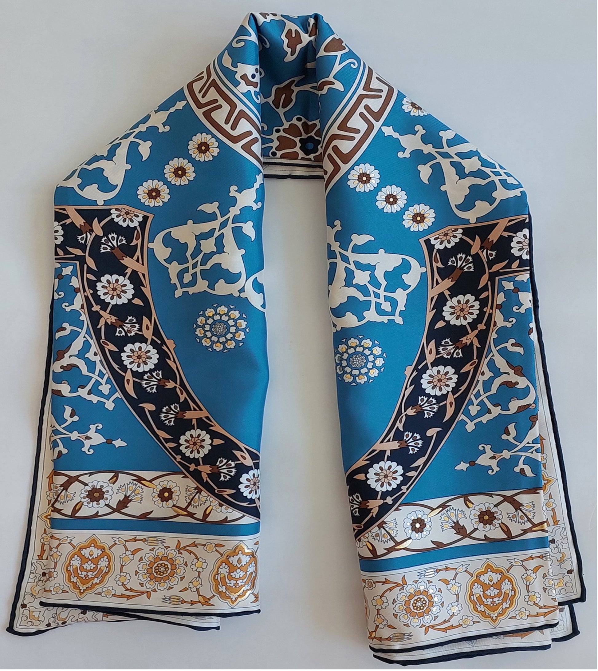 Hermes, Timeless blue/white/gold scarf in silk. - Unique Designer