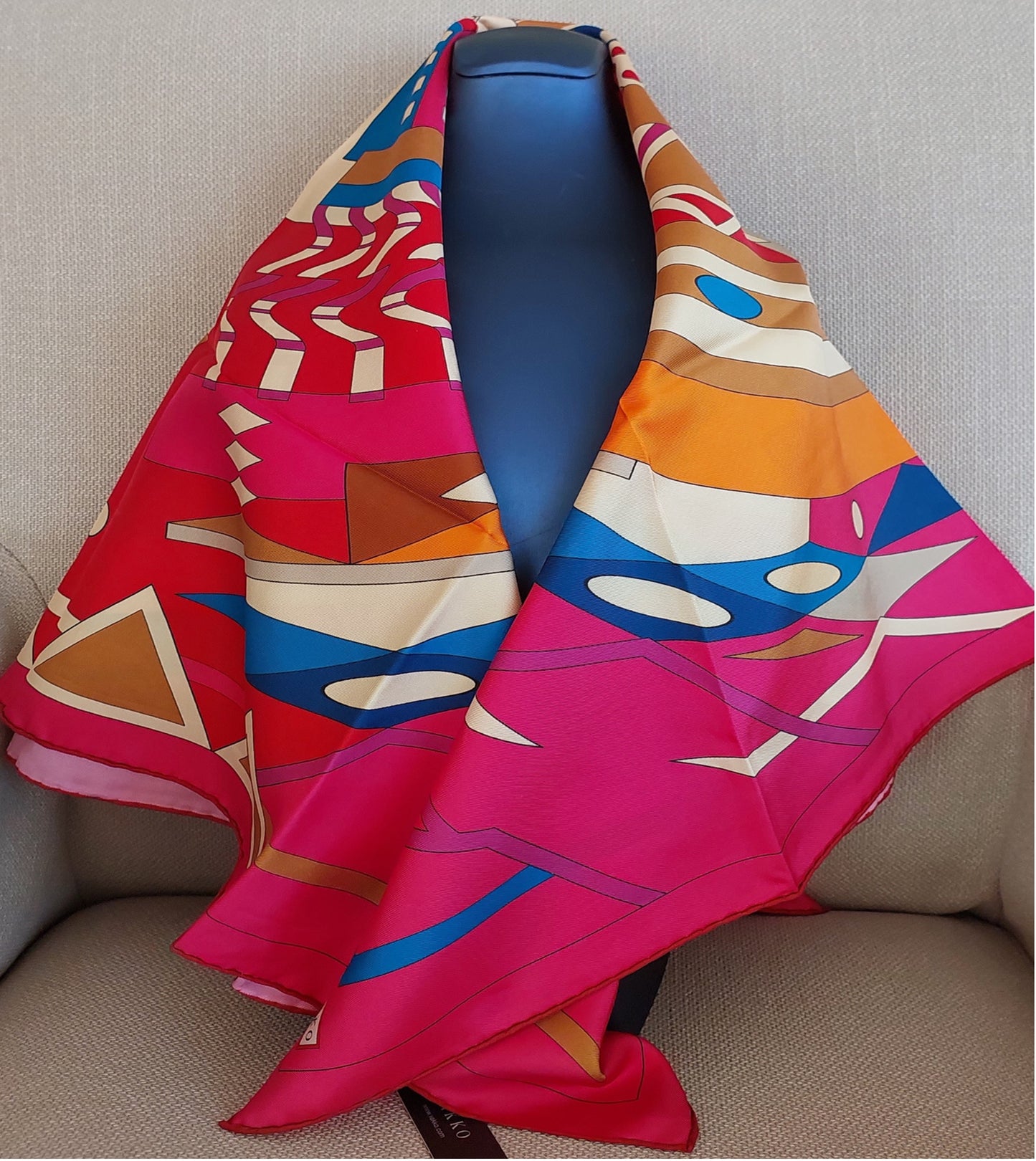 Geliebter Damenschal aus Seide Vintage "Palms Square" in Creme und Rot Burgunderfarben