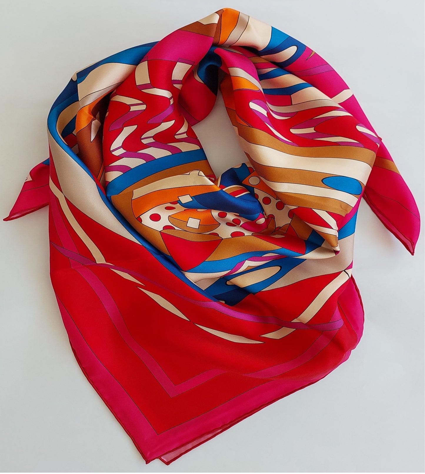 Geliebter Damenschal aus Seide Vintage "Palms Square" in Creme und Rot Burgunderfarben