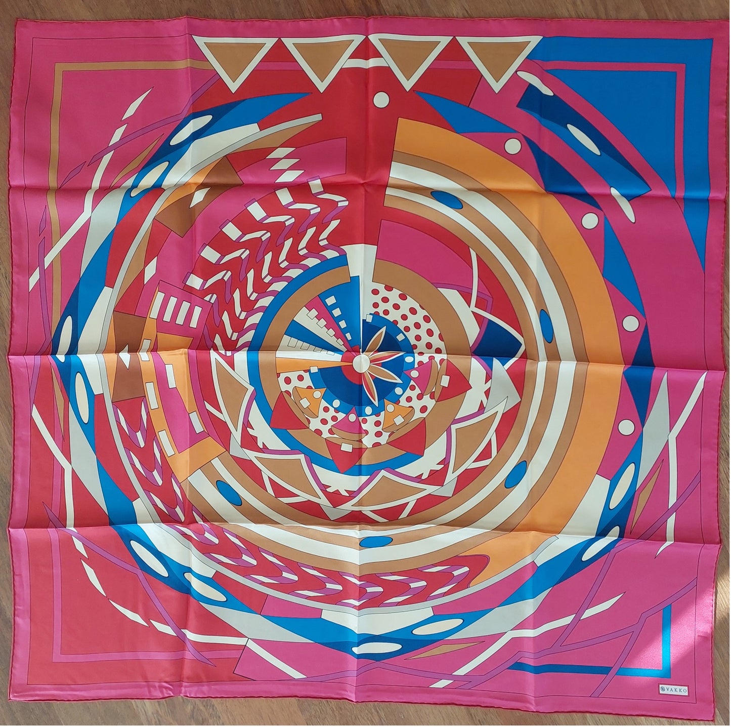 Geliebter Damenschal aus Seide Vintage "Palms Square" in Creme und Rot Burgunderfarben