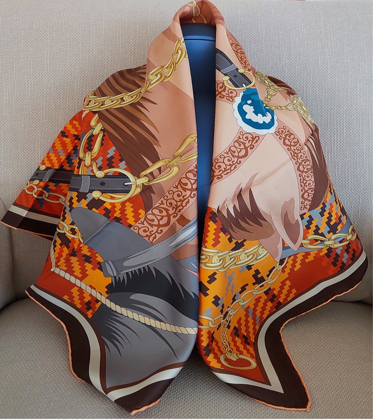 Geliebter Damenschal aus Seide Vintage "Palms Square" in Creme und Rot Burgunderfarben