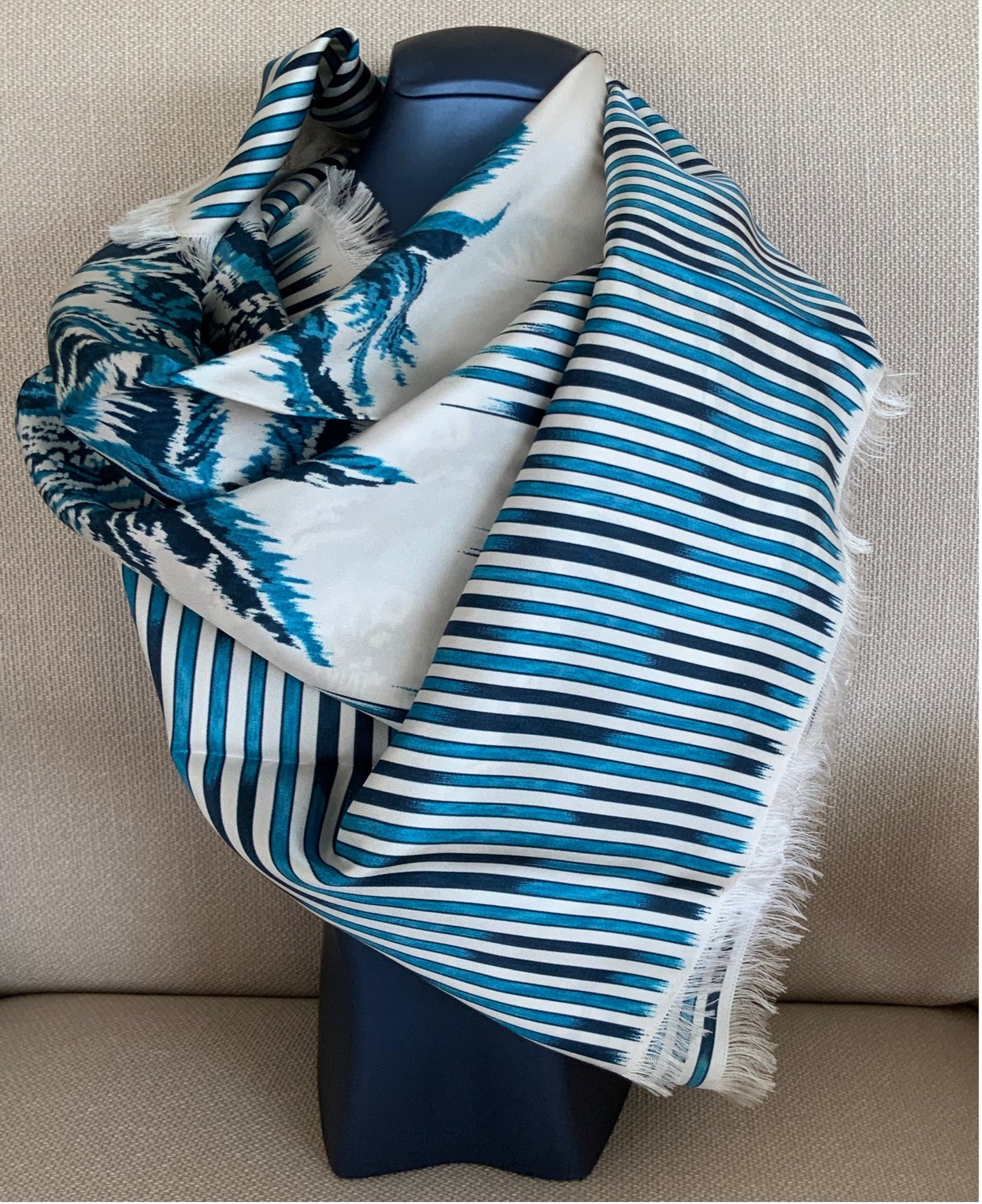 Pañuelo Mujer Pre-loved Seda Vintage Palmas Cuadrado en Colores Crema y Azul Marino