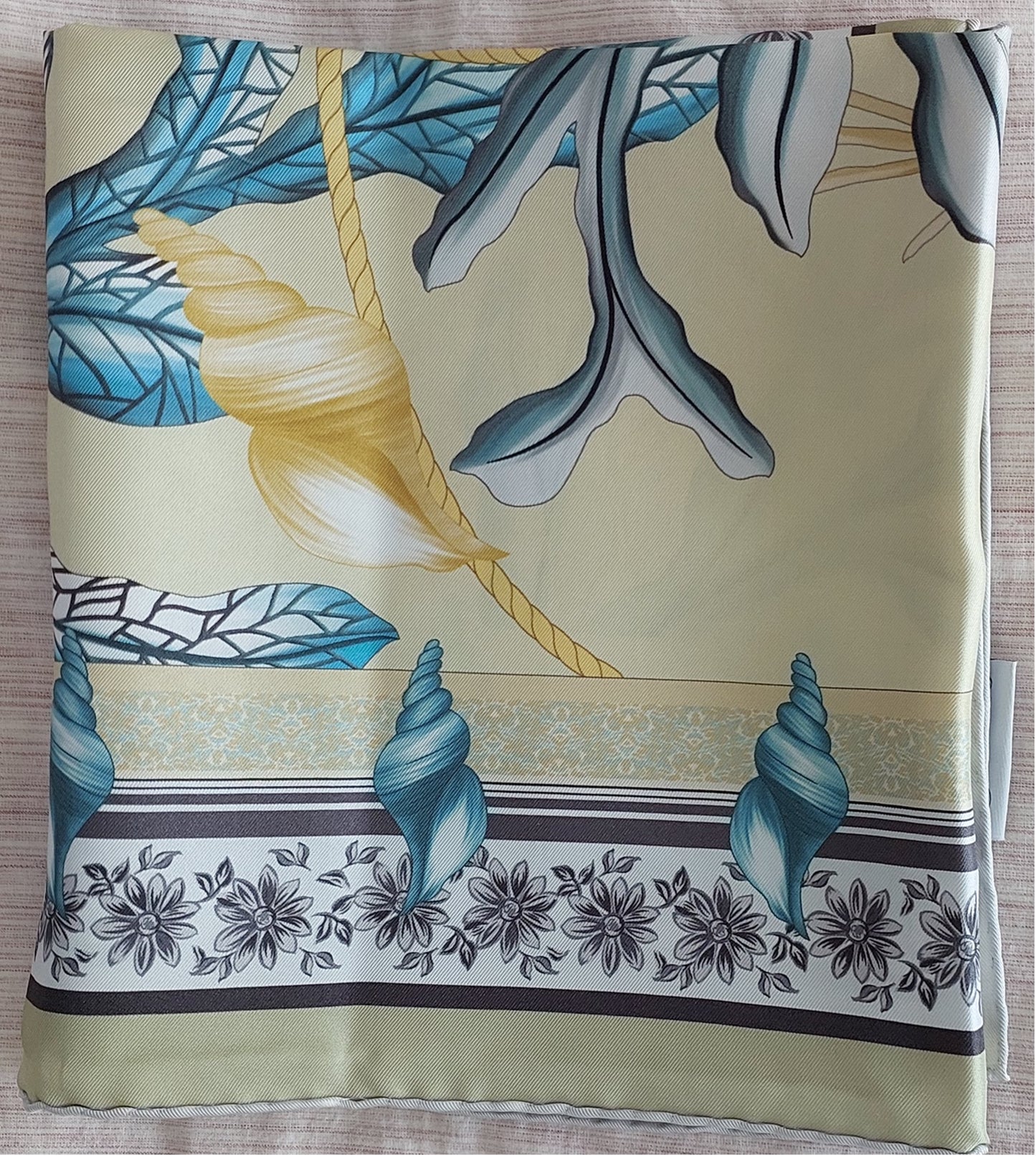 Pañuelo de Mujer Pre-loved Seda Vintage "Cuadrado de Palmas" en Colores Crema y Rojo Burdeos