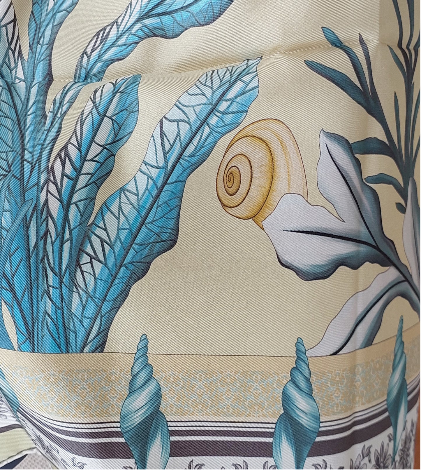 Pañuelo de Mujer Pre-loved Seda Vintage "Cuadrado de Palmas" en Colores Crema y Rojo Burdeos