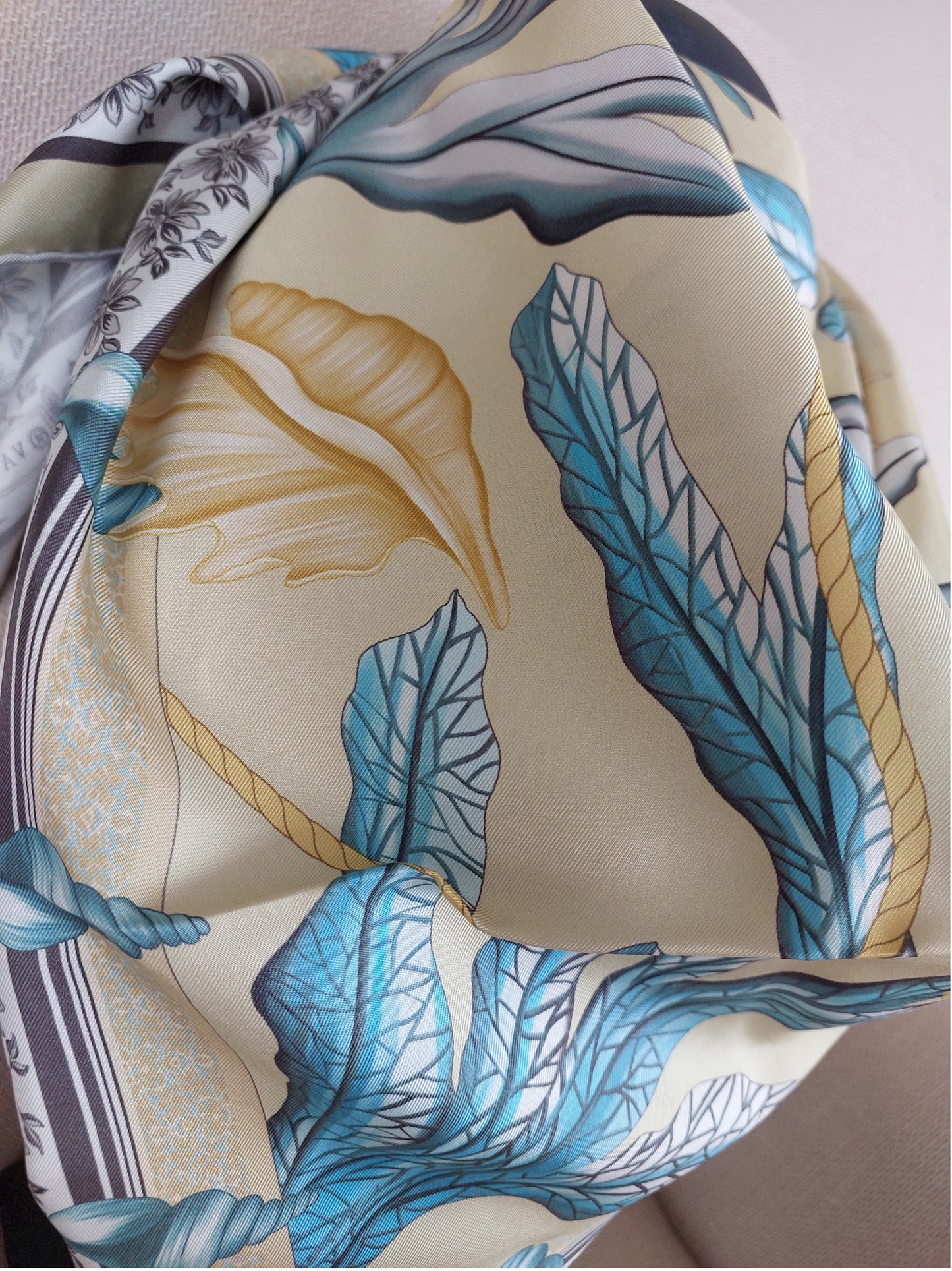 Pañuelo de Mujer Pre-loved Seda Vintage "Cuadrado de Palmas" en Colores Crema y Rojo Burdeos