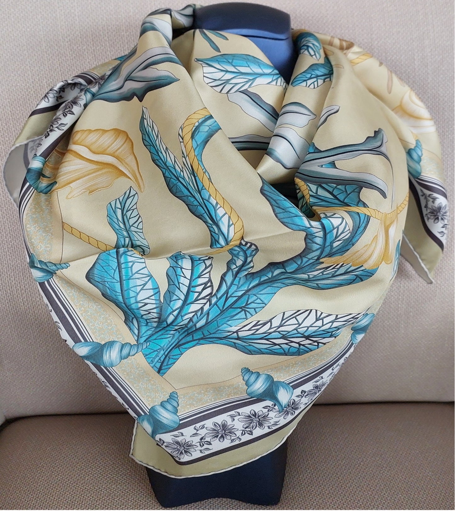 Pañuelo de Mujer Pre-loved Seda Vintage "Cuadrado de Palmas" en Colores Crema y Rojo Burdeos