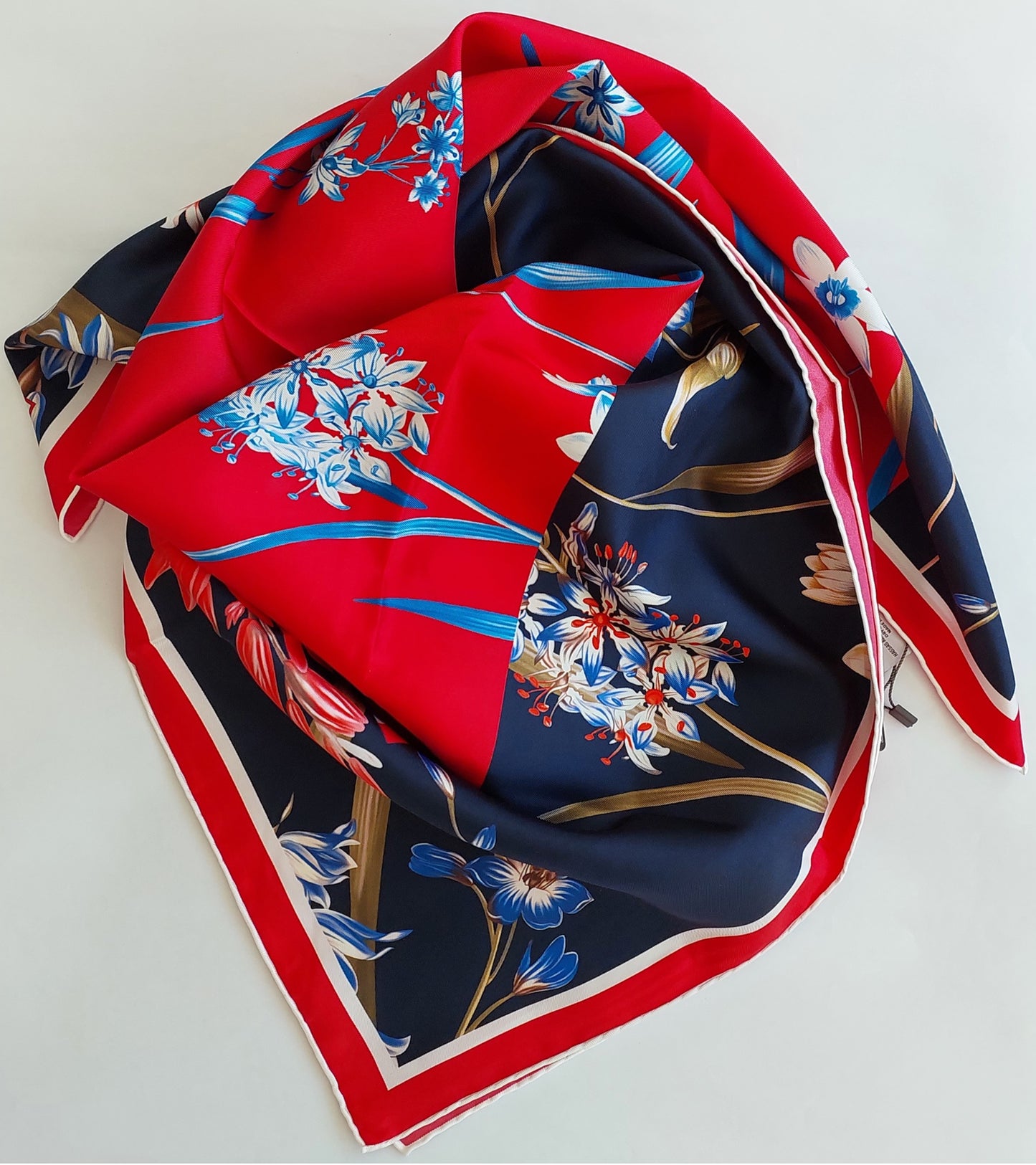 Geliebter Damenschal aus Seide Vintage "Palms Square" in Creme und Rot Burgunderfarben