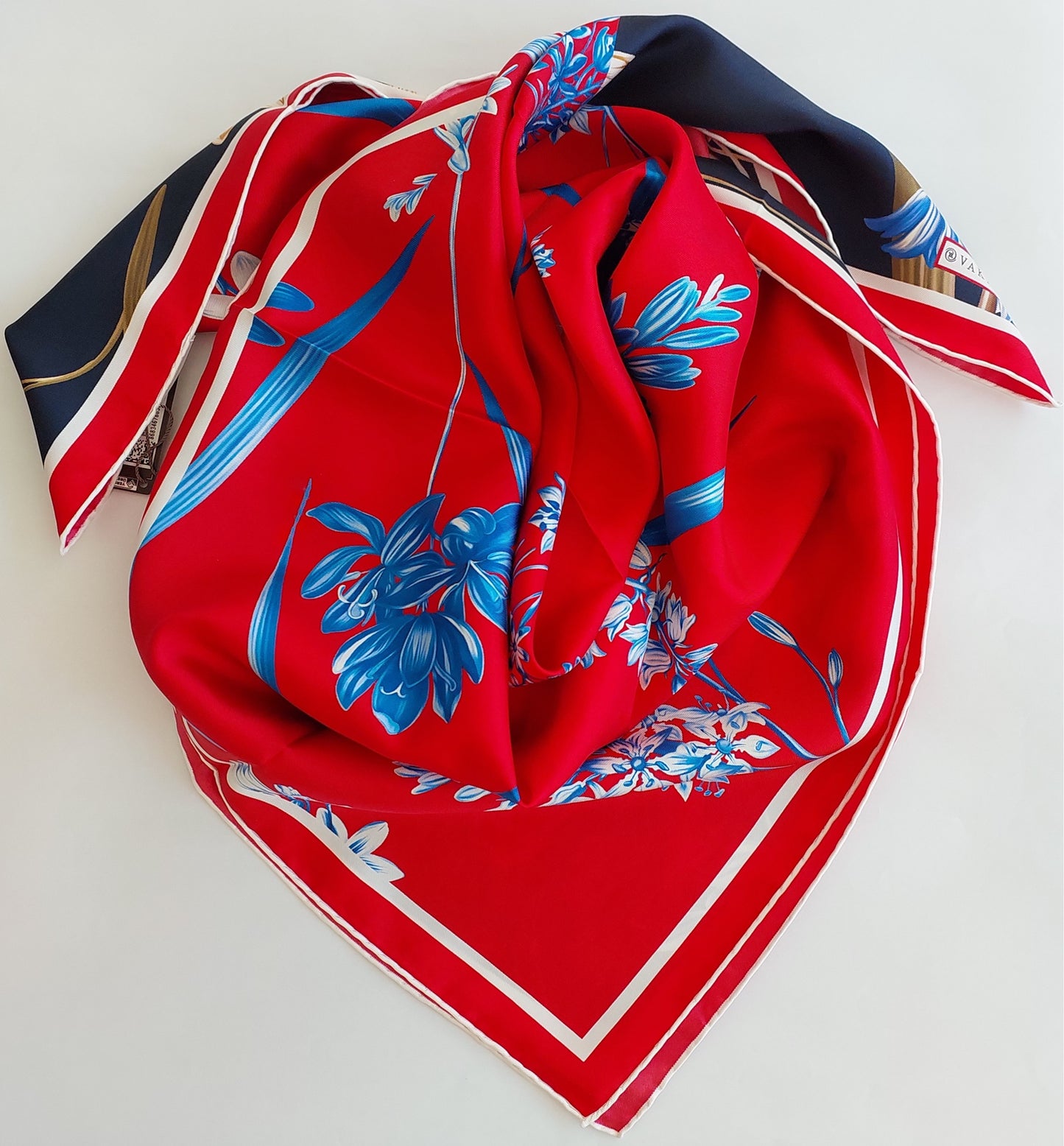 Geliebter Damenschal aus Seide Vintage "Palms Square" in Creme und Rot Burgunderfarben