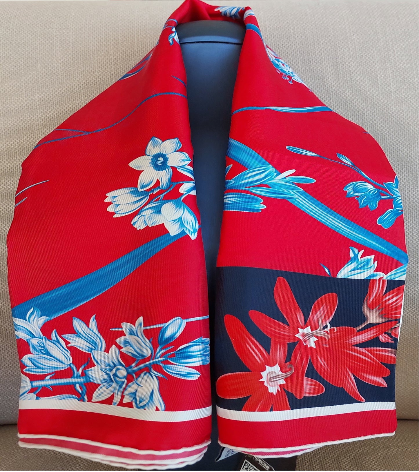 Geliebter Damenschal aus Seide Vintage "Palms Square" in Creme und Rot Burgunderfarben