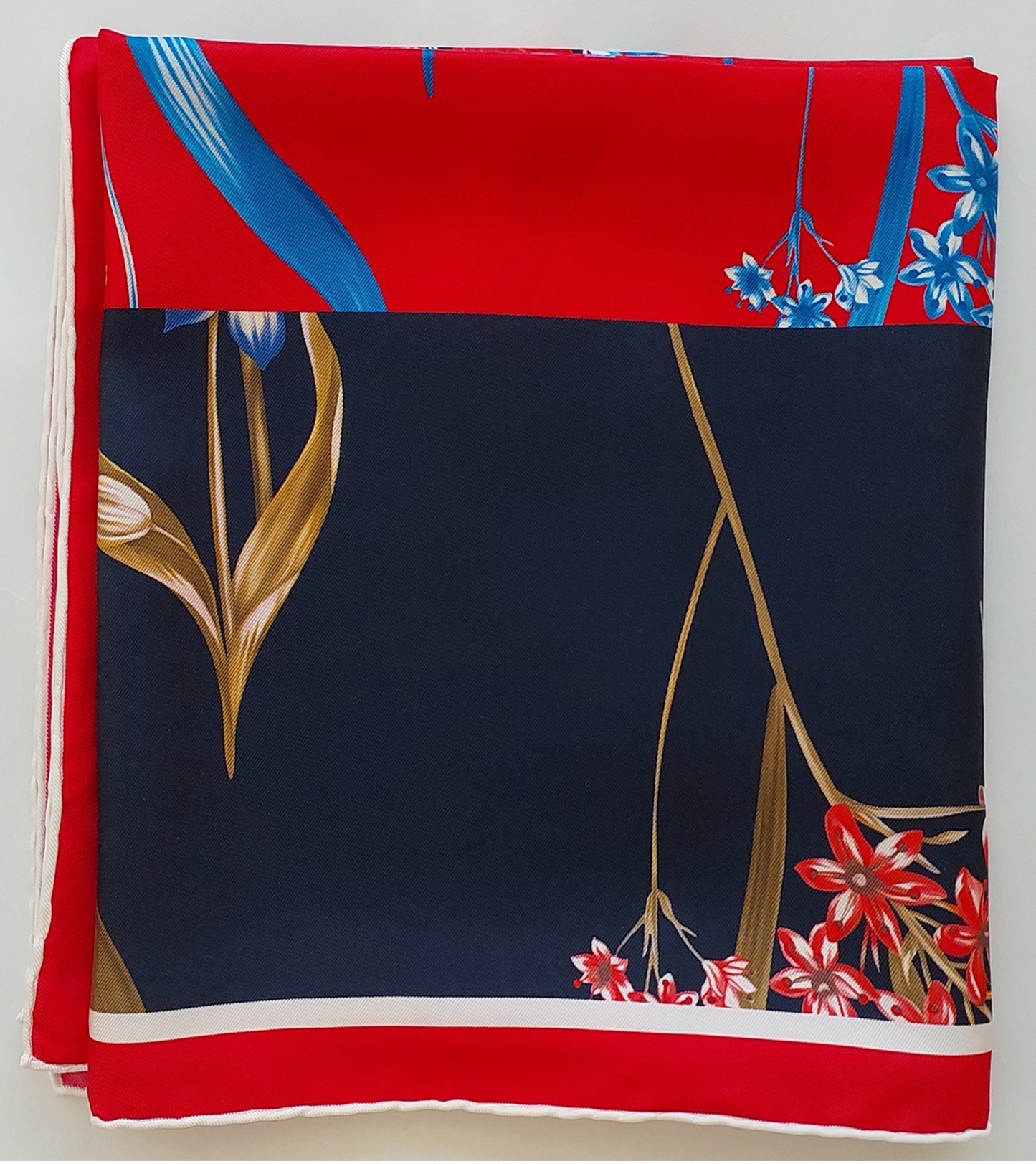 Geliebter Damenschal aus Seide Vintage "Palms Square" in Creme und Rot Burgunderfarben