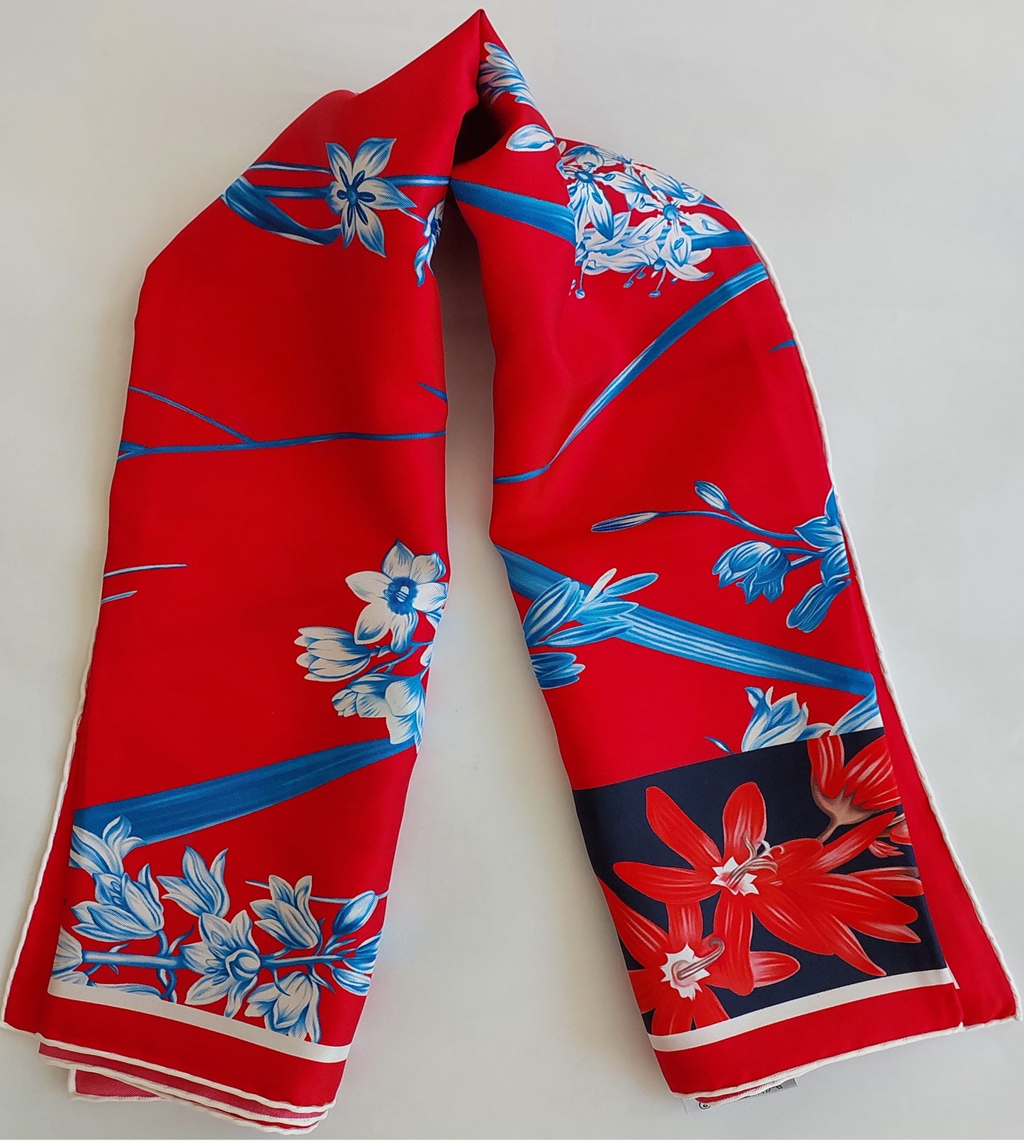 Geliebter Damenschal aus Seide Vintage "Palms Square" in Creme und Rot Burgunderfarben
