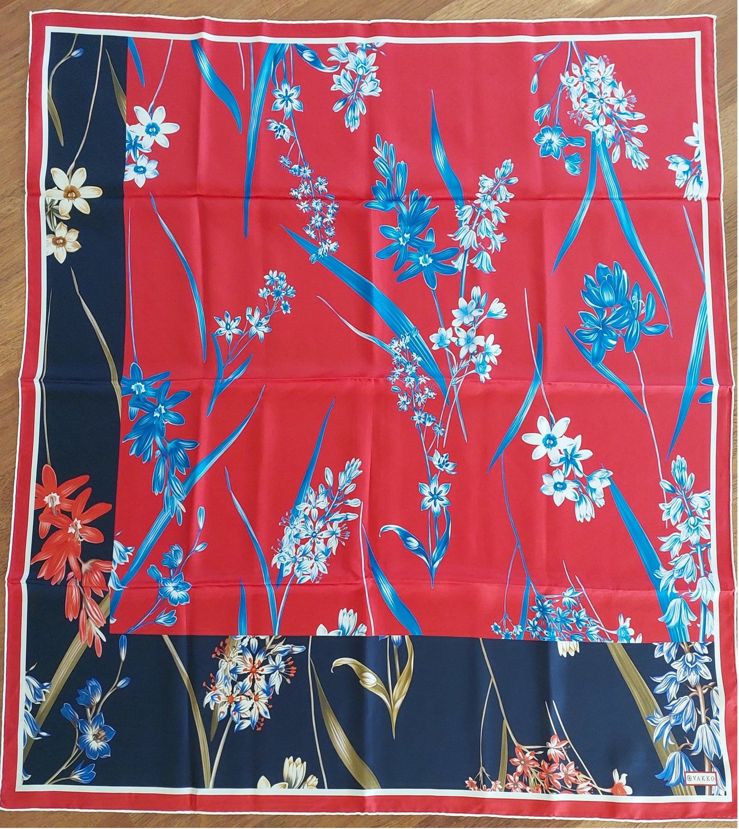 Geliebter Damenschal aus Seide Vintage "Palms Square" in Creme und Rot Burgunderfarben