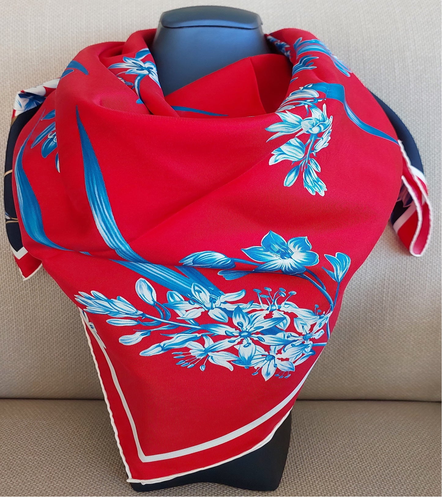 Geliebter Damenschal aus Seide Vintage "Palms Square" in Creme und Rot Burgunderfarben