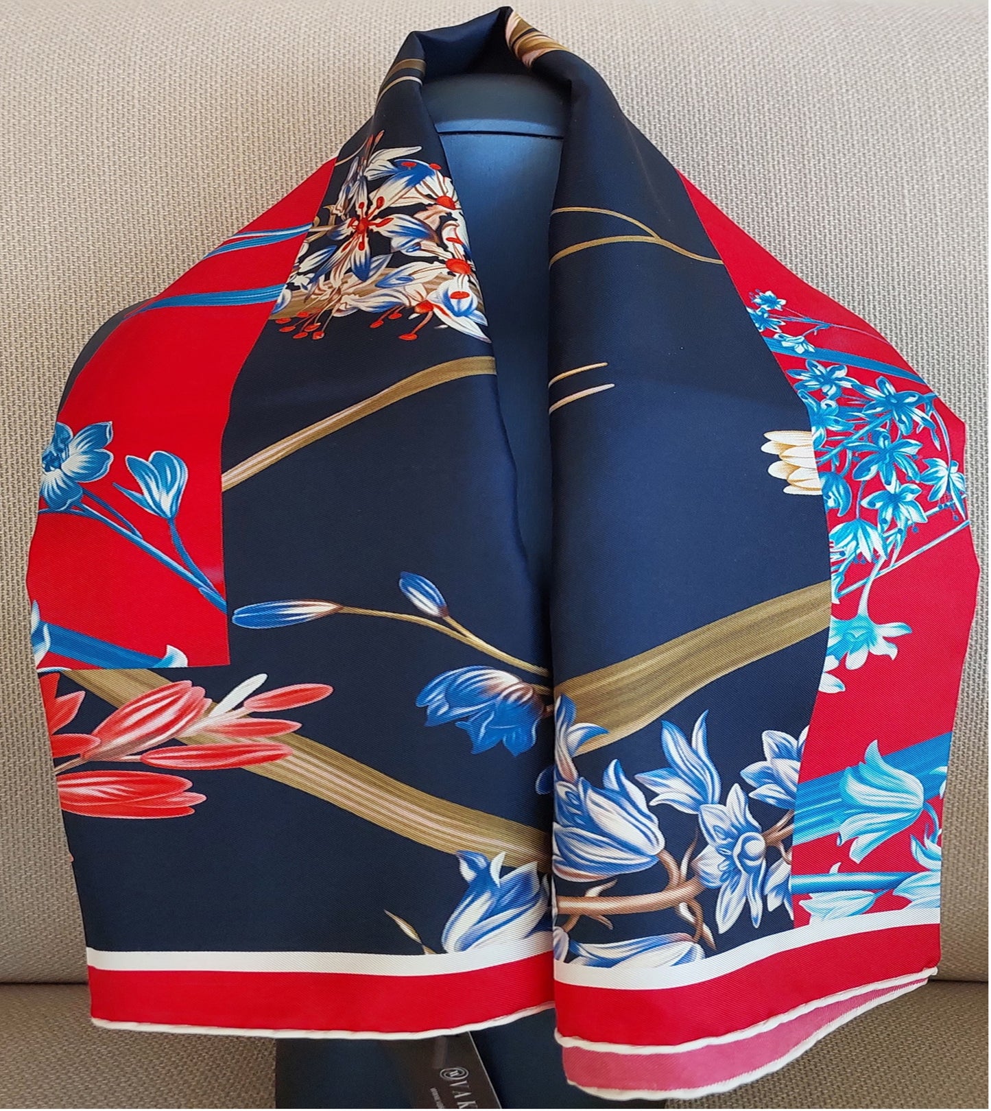 Geliebter Damenschal aus Seide Vintage "Palms Square" in Creme und Rot Burgunderfarben