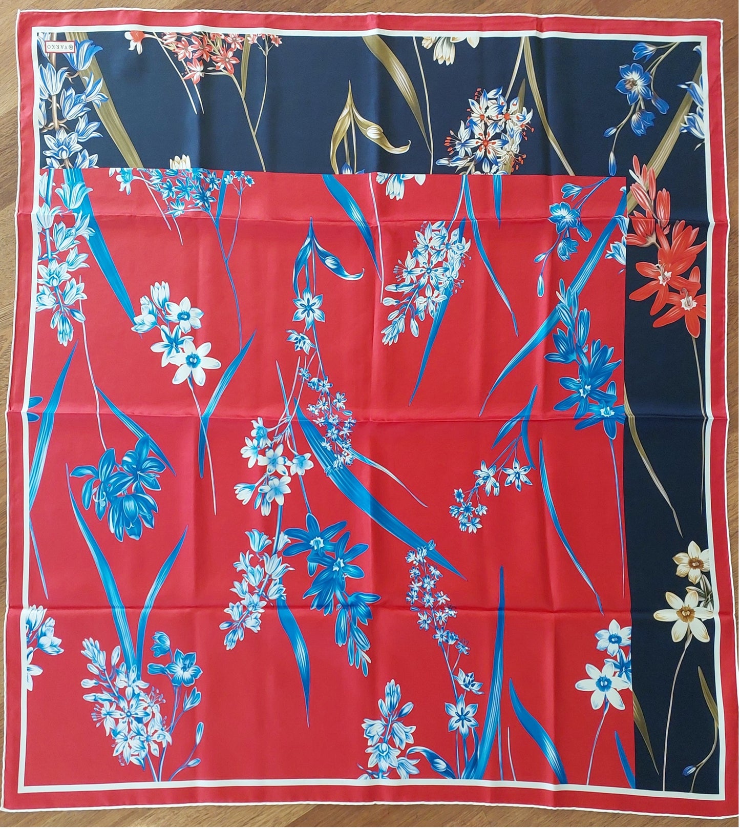 Geliebter Damenschal aus Seide Vintage "Palms Square" in Creme und Rot Burgunderfarben